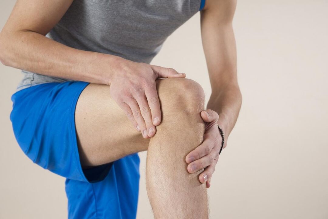 The first pain and stiffness in the joint due to arthrosis is caused by sprained muscles and ligaments